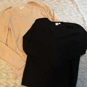EUC 2 pack GAP V-neck sweaters